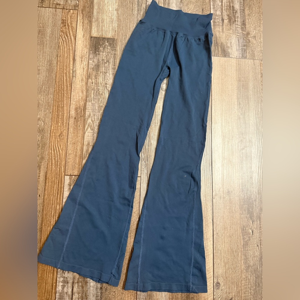 Free People Movement Navy Flared Leggings-NWOT- labeled M/L